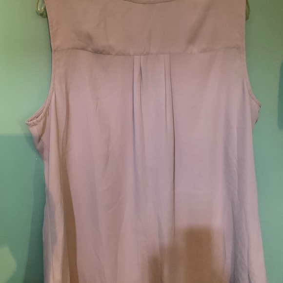 Loose fitting sleeveless blouse. - Picture 3 of 3